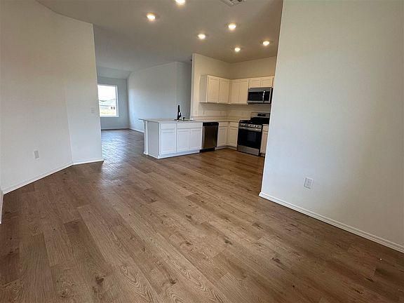 5th image of 3106 E Wells Ave