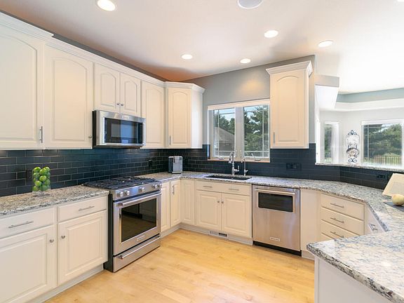 4th image of 771 Burr Oak Ln