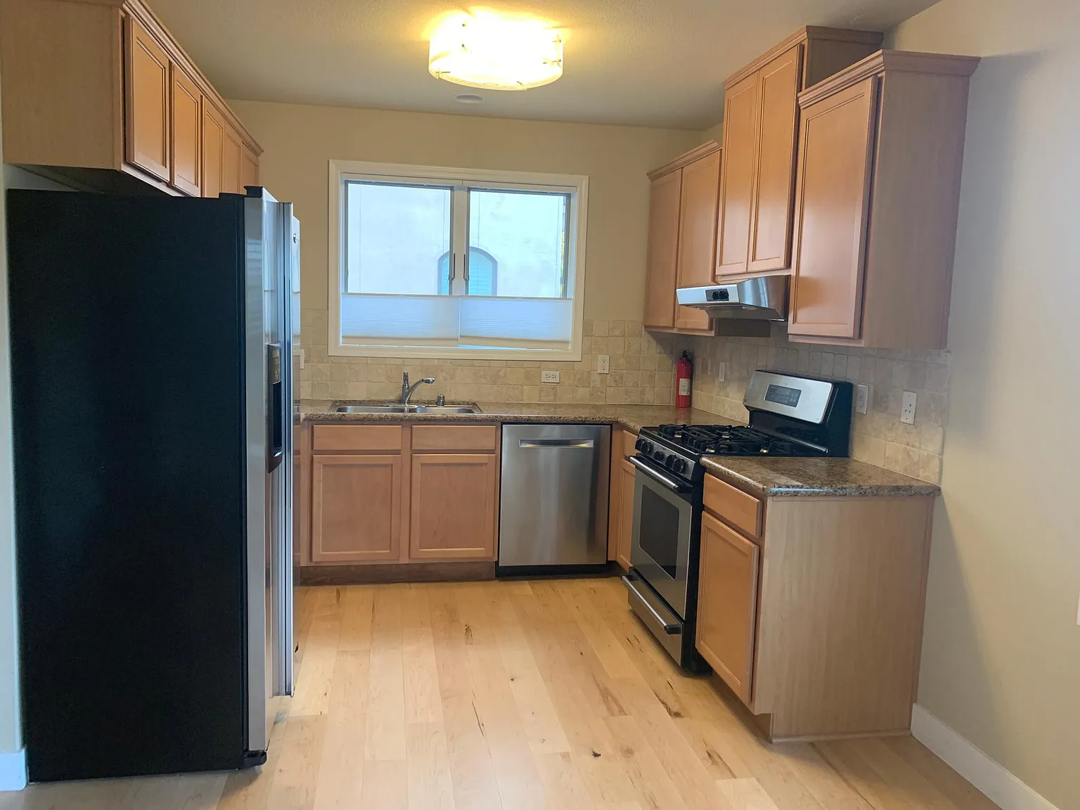 2 bed, 1.5 bath, 1031 sqft, $4,500 — Photo 3