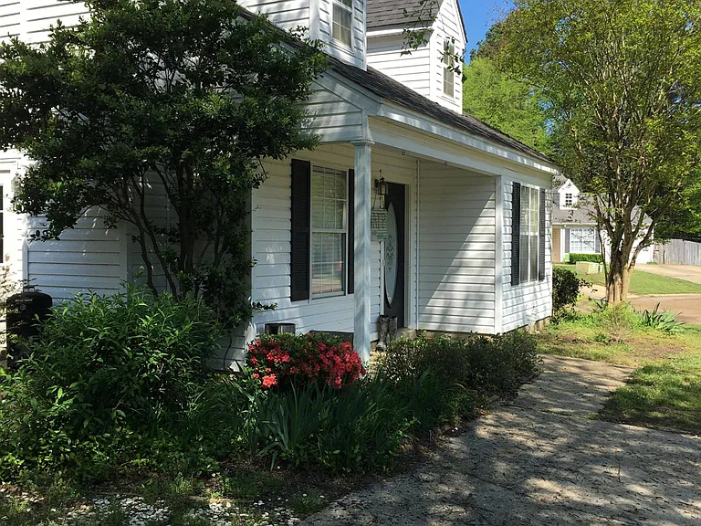 3905 High Pointe Dr — Photo 1