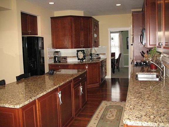 Large kitchen w/granite countertops