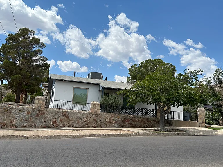 701 E Cliff Dr — Photo 2