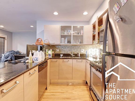 3rd image of 6952 N Greenview Ave #206