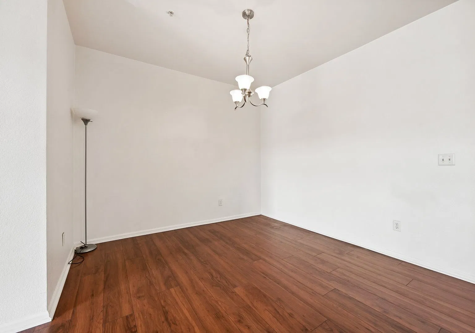 3 Bedroom Condo in Aurora — Photo 3