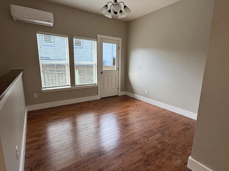 285 Browne St — Photo 16