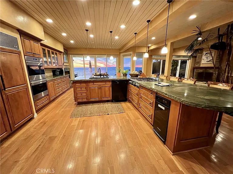 1137 Marine Dr — Photo 14