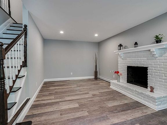 3rd image of 358 W Woodside Ave
