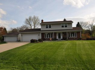 W308S7935 Avon Dr, Mukwonago, WI 53149