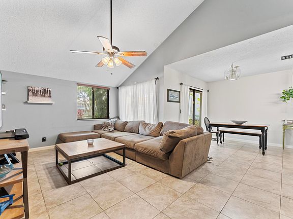 3rd image of 1615 Woodbridge Lakes Circle