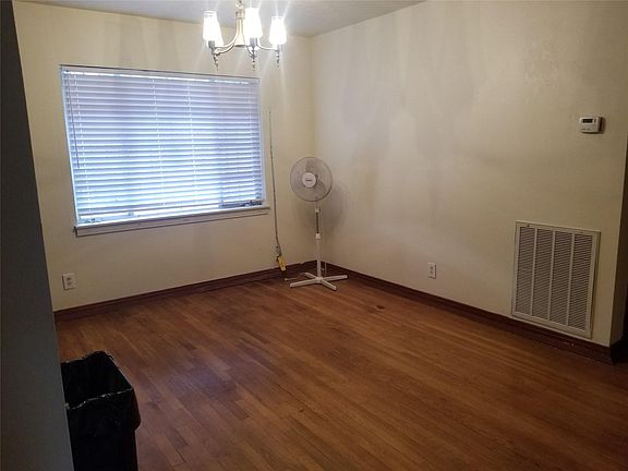 4th image of 109 E Spreading Oak Dr