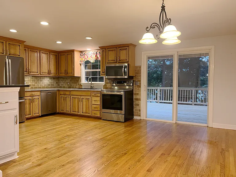 101 Olcott Dr — Photo 2