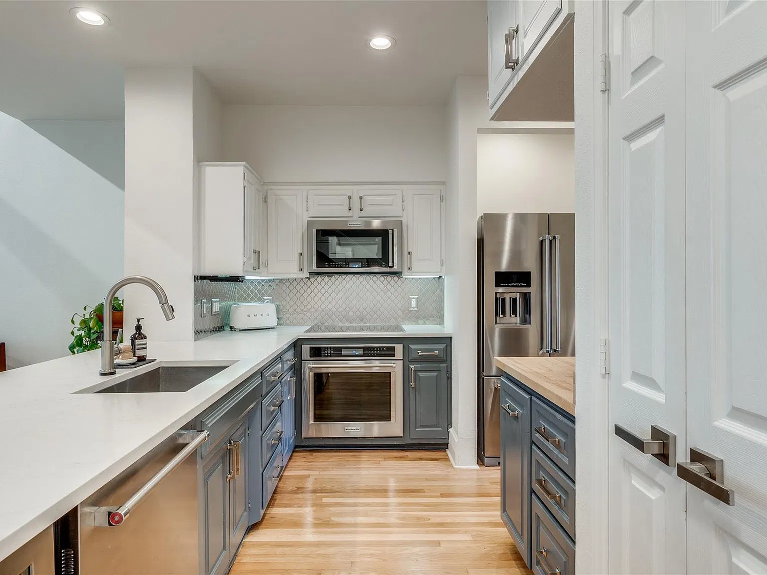 3 bed, 2.5 bath, 2508 sqft, $3,700 — Photo 3