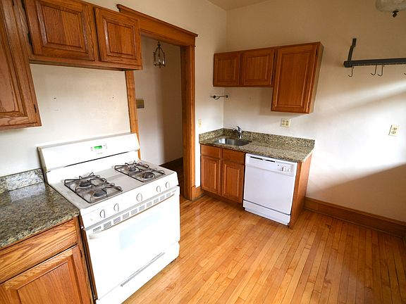2nd image of 3759 N Lakewood Ave Rear 2M