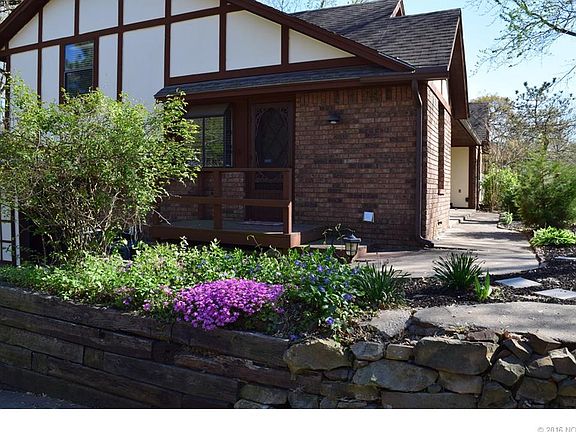 3rd image of 1028 N Douglas Dr