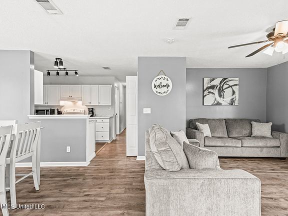 3rd image of 329 Fleitas Ave