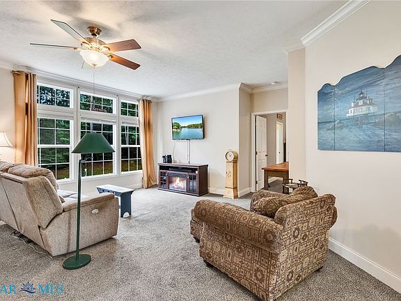5th image of 670 S Southgate Dr