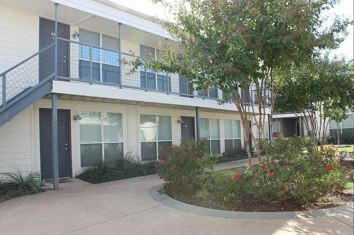 Carillon Apartments — Photo 3