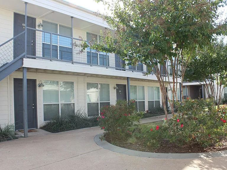 Carillon Apartments — Photo 3