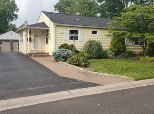 84 Fournier Cres, Elmwood Park, NJ