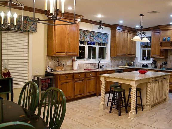 5th image of 136 Merlot Dr