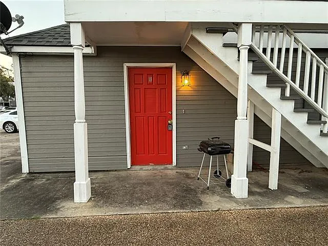 608 Rue St #B — Photo 1