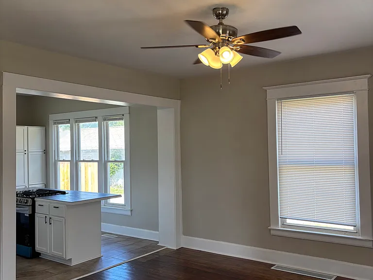 321 N Elm St — Photo 3