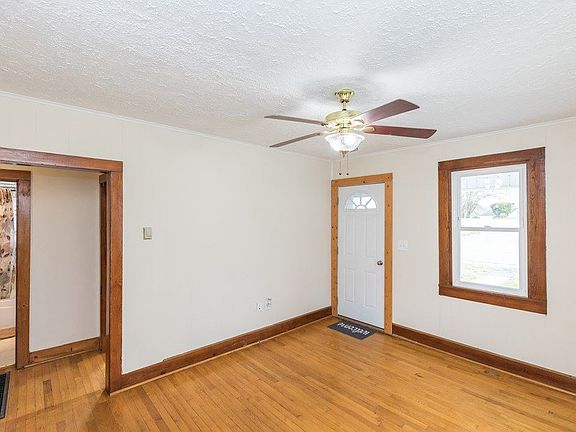 3rd image of 233 W Coyner Ave
