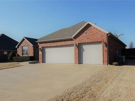 2nd image of 2208 SW Pinoak Ave