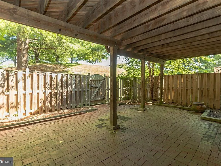 Backyard (photo 1/2)