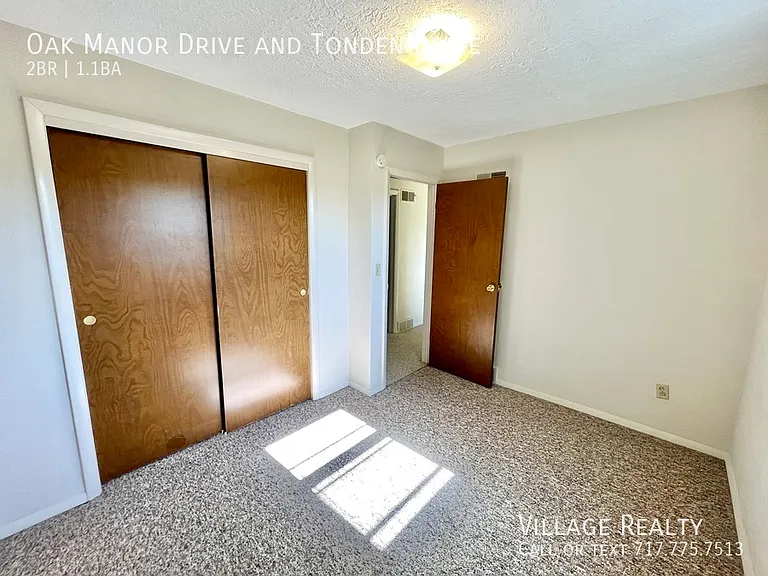 Oak Manor Dr — Photo 32