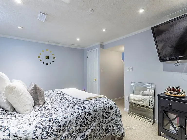1007 Elgin St N — Photo 10