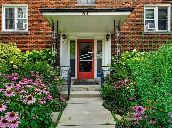 60 Robinson St #104, Hamilton, ON L8P 1Y9
