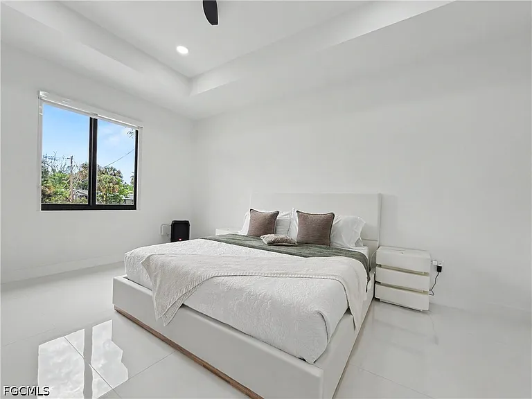 402 Thompson Ave — Photo 14