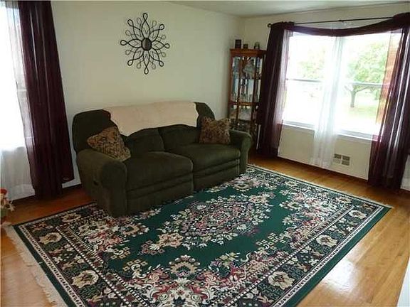 3rd image of 6164 Hollybush Ln