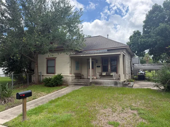 411 5th St, Palacios, TX 77465
