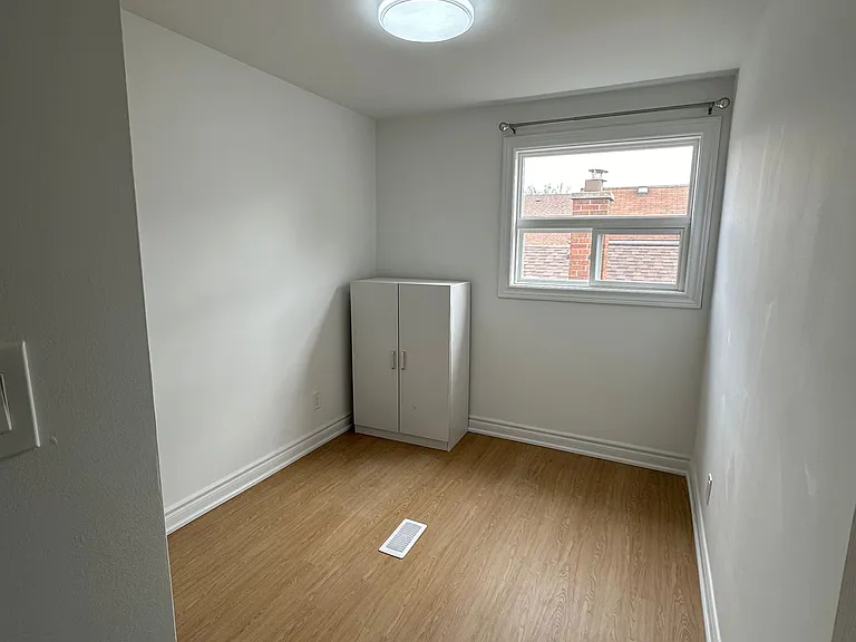 48 Torrens Ave #UPPER — Photo 8
