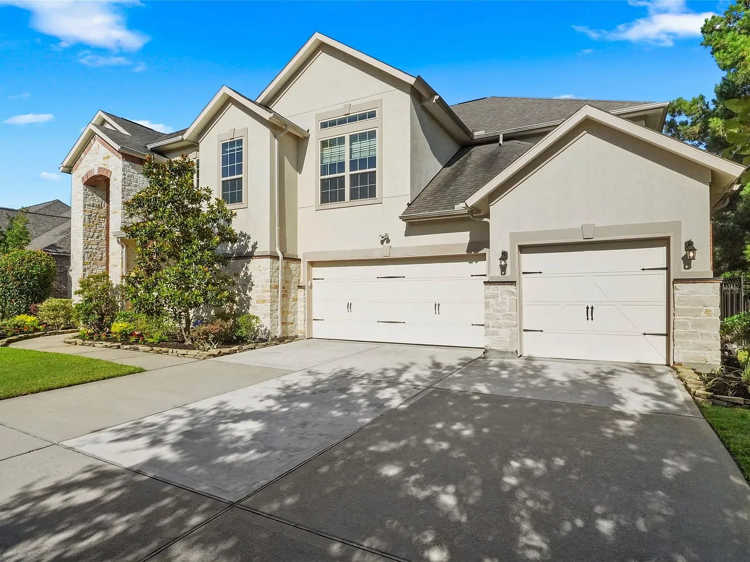 5 bed, 4.5 bath, 4894 sqft, $6,900 — Photo 2