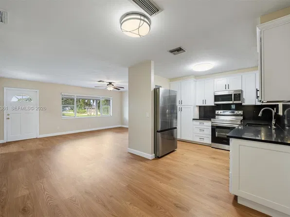 10 SW 11th St, Deerfield Beach, FL 33441