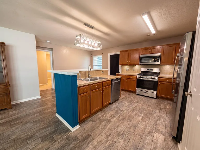 8102 Sanders Glen Ln — Photo 7