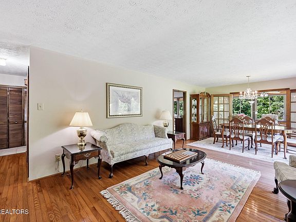 3rd image of 973 Ridge Circle Rd