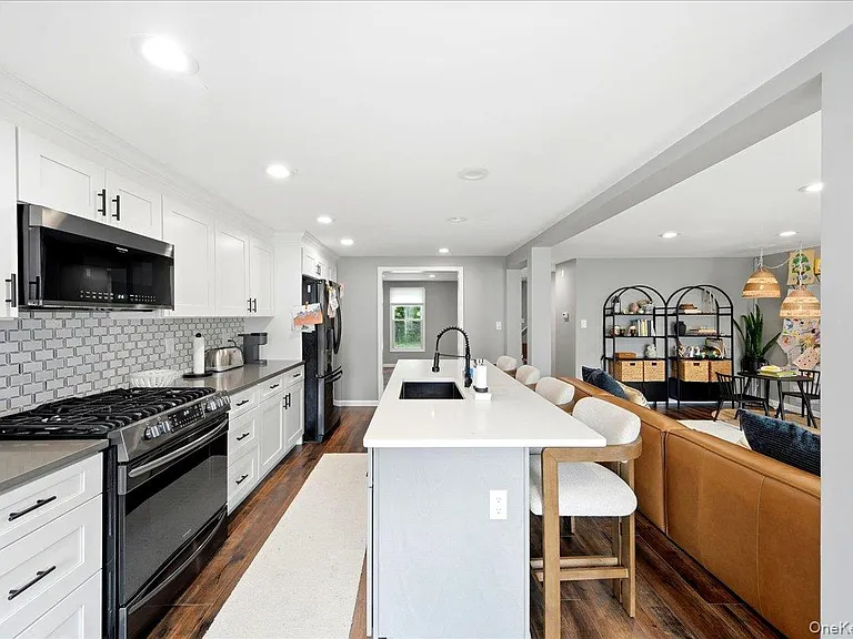 736 Pelhamdale Ave — Photo 7