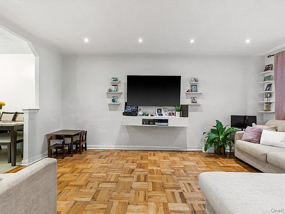 4th image of 3303 Eastchester Road