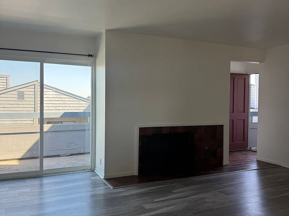 3095 Marina Dr #8