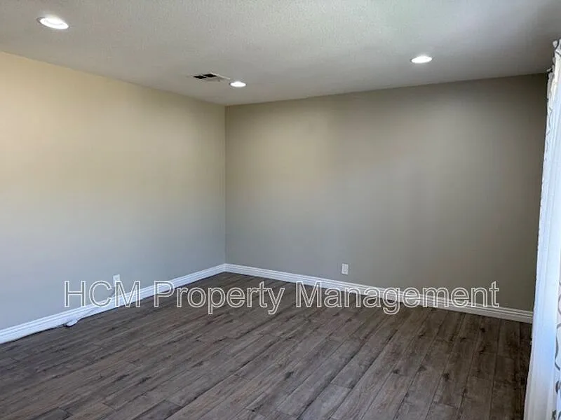 4 bed, 2.5 bath, 1296 sqft, $3,900 — Photo 2