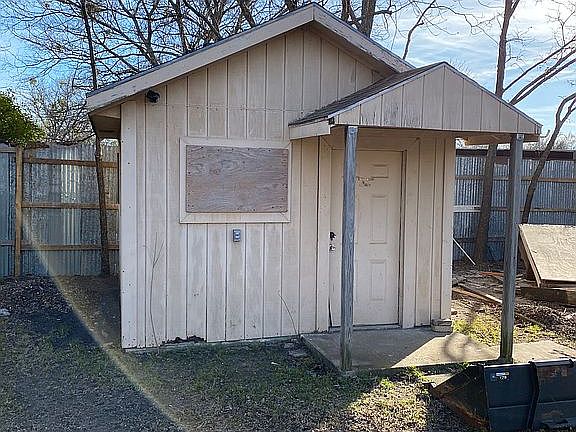 4th image of 3513 Kenwood Ave