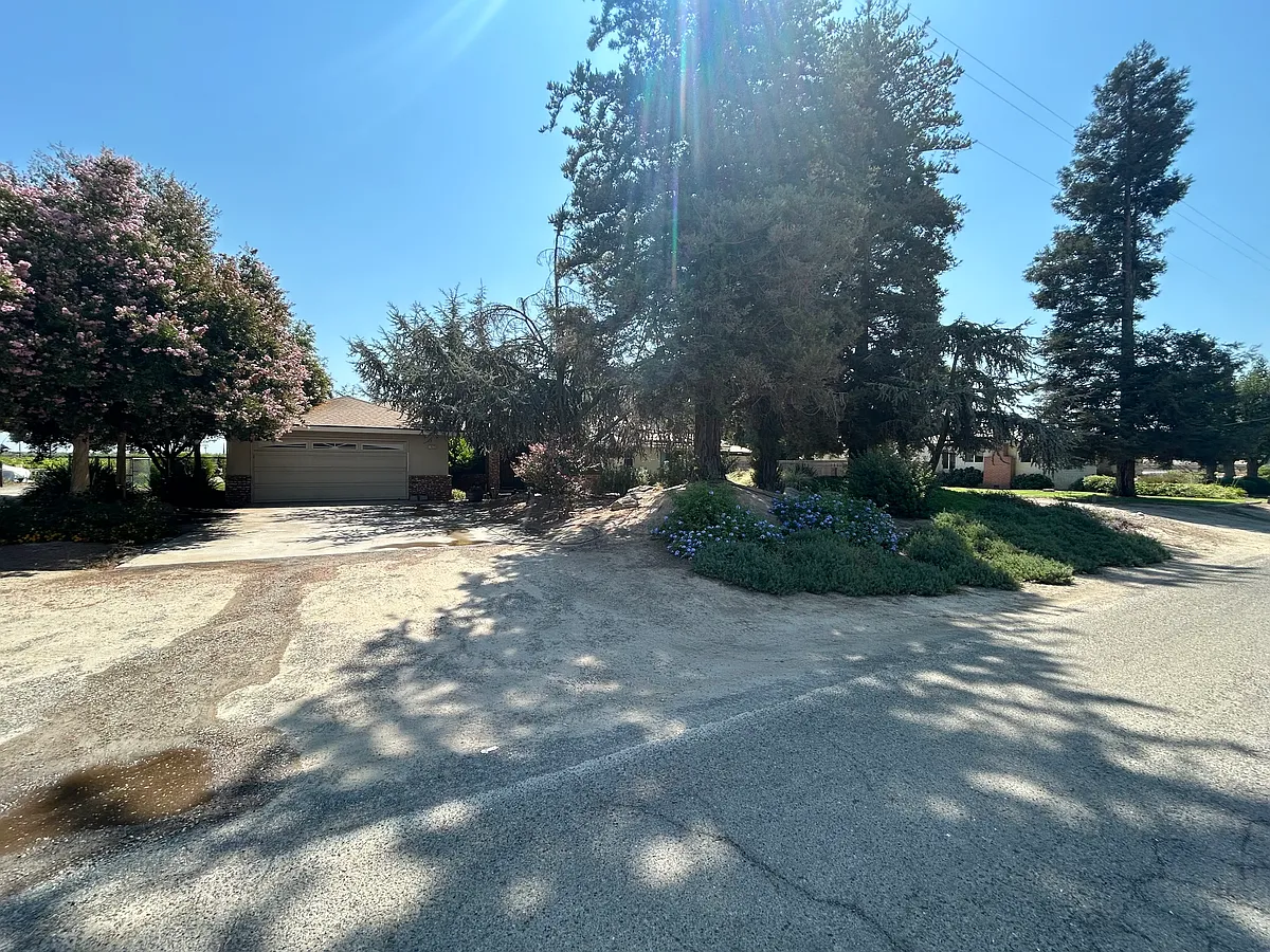Building Photo - 10658 S Fruit Ave