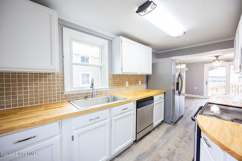 3rd image of 17 Douglas Avenue