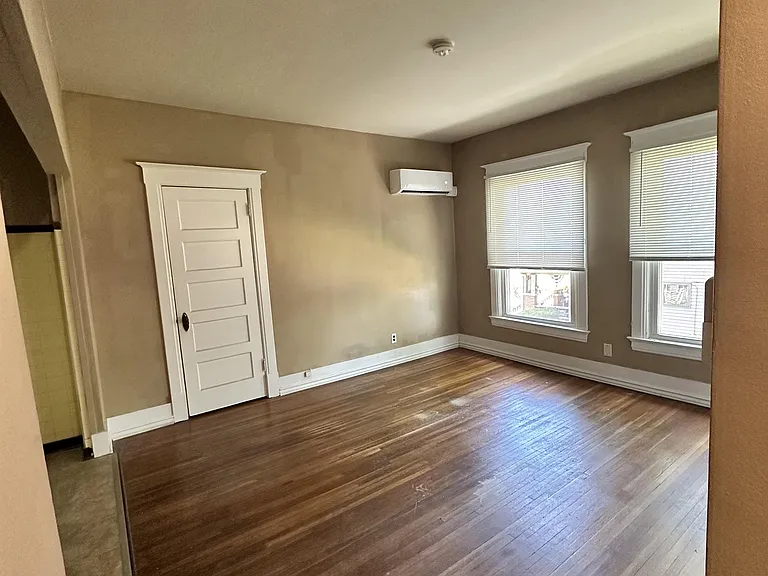505 1/2 E Locust St — Photo 7