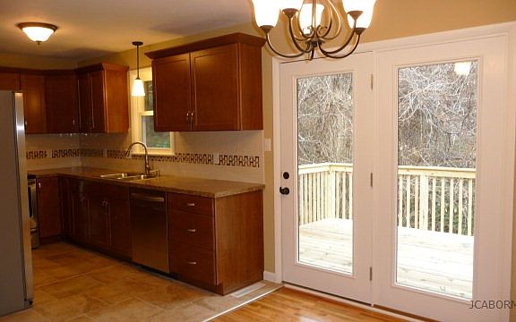 4th image of 1522 Hayselton Dr