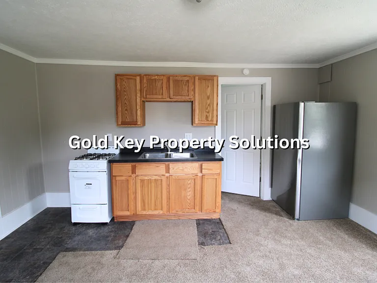 919 E 6th St — Photo 11